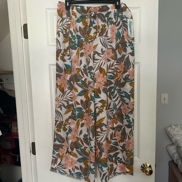 NWT Freshwater Floral Cover-Up Pants With Slits - Picture 1 of 5